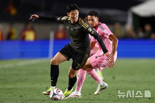 [로스앤젤레스=AP/뉴시스] 22일(한국 시간) 미국 프로축구 메이저리그사커(MLS) 로스앤젤레스FC(LAFC)와 인터 마이애미의 2026시즌 개막전에 출전한 손흥민. 2026.02.22.