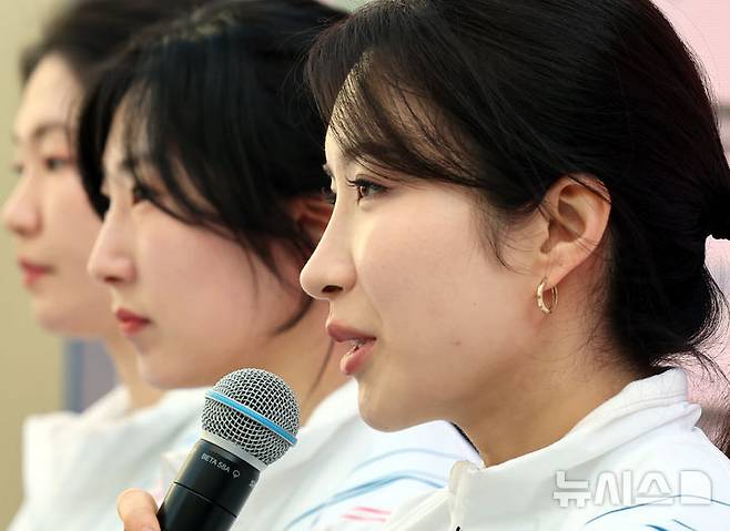 [밀라노=뉴시스] 박주성 기자 = 쇼트트랙 여자 대표팀 김길리가 21일(현지시간) 이탈리아 밀라노의 빌라 네키 캄필리오(Villa Necchi Campiglio)에 마련된 코리아하우스에서 기자회견에서 취재진 질문에 답하고 있다. 2026.02.21. park7691@newsis.com
