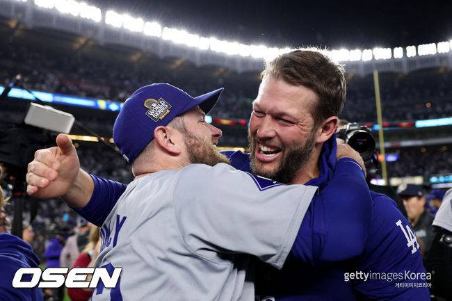 [사진] LA 다저스 맥스 먼시가 2024년 월드시리즈 우승 후 클레이튼 커쇼와 기뻐하고 있다. ⓒGettyimages(무단전재 및 재배포 금지)