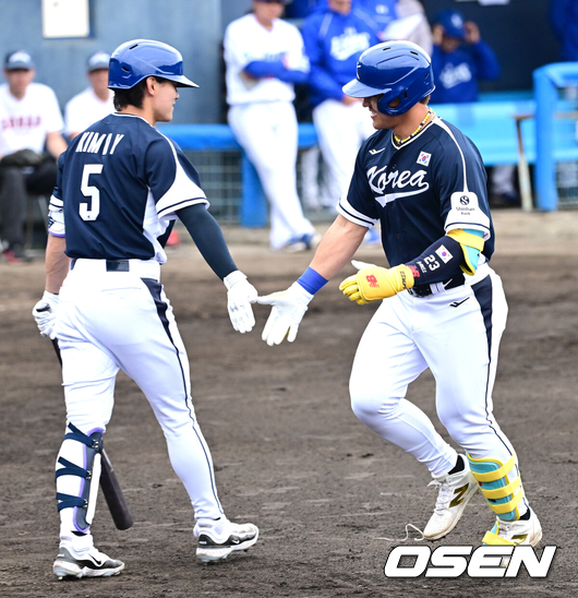 [OSEN=오키나와(일본), 최규한 기자] 2026 WBC(월드베이스볼클래식)를 준비하는 대한민국 야구 대표팀이 20일 오후 일본 오키나와 온나손 아카마 구장에서 프로야구 삼성 라이온즈와 연습경기를 펼쳤다.야구 대표팀은 오키나와에서 국내 팀들과 6차례 연습경기를 치르며 전력을 끌어올릴 예정이다.1회초 대표팀 안현민이 선제 솔로포를 날리고 홈을 밟은 뒤 김도영과 인사를 나누고 있다. 2026.02.20 / dreamer@osen.co.kr