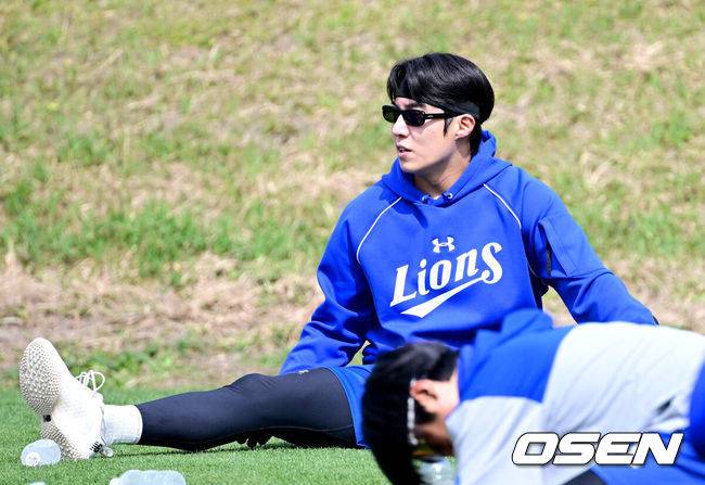 [OSEN=오키나와(일본), 최규한 기자] 프로야구 삼성 라이온즈가 29일 오후 일본 오키나와 온나손 아카마구장에서 스프링 캠프를 차리고 구슬땀을 흘렸다.삼성은 이번 2차 캠프에서 훈련 뿐 아니라 WBC 대표팀, 국내 팀들과 연습경기도 펼칠 계획이다.삼성 원태인이 훈련을 펼치고 있다. 2026.02.19 / dreamer@osen.co.kr