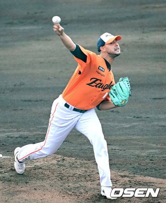 [OSEN=오키나와(일본), 최규한 기자] 프로야구 한화 이글스가 22일 일본 오키나와 이토만 니시자키 야구장에서 일본 프로야구 지바롯데와 연습경기를 가진다.한화는 이번 2차 오키나와 캠프에서 총 9차례 연습경기를&nbsp;통해 전력을 가다듬을 예정이다.2회말 한화 선발 윌켈 에르난데스가 힘차게 공을 뿌리고 있다. 2026.02.22 / dreamer@osen.co.kr