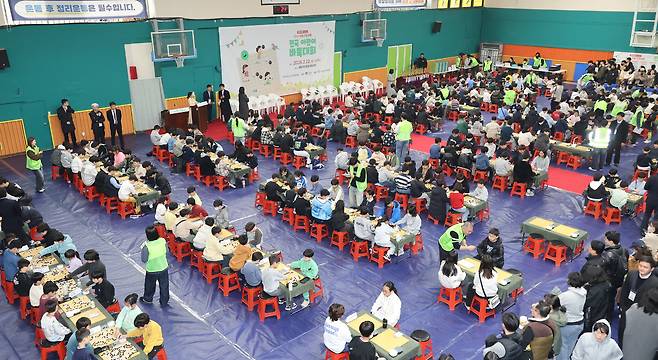 22일 서울 성동구 성수동 성동구민종합체육센터에서 열린 제2회 성동구청장배 전국 어린이 바둑대회에서 참가자들이 바둑을 두고 있다. 한국기원이 주최하고 성동구가 후원하는 이번 대회는 전국 초등학생과 미취학 아동 368명을 대상으로 기력에 따라 15개 부문으로 나뉘어 치러진다. 이제원 선임기자