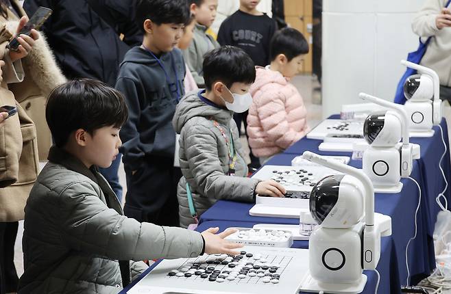 22일 서울 성동구 성수동 성동구민종합체육센터에서 열린 제2회 성동구청장배 전국 어린이 바둑대회에서 어린이들이 로봇과 바둑을 두고 있다. 한국기원이 주최하고 성동구가 후원하는 이번 대회는 전국 초등학생과 미취학 아동 368명을 대상으로 기력에 따라 15개 부문으로 나뉘어 치러진다. 이제원 선임기자