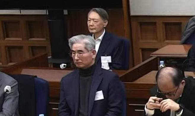 윤석열 전 대통령이 지난 19일 서울 서초구 서울중앙지방법원에서 열린 12·3 비상계엄 관련 내란 우두머리 혐의 사건 1심 선고공판에 출석해 자리에 앉아 있다. 서울중앙지법 제공