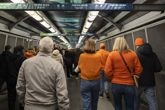 쇼트트랙 경기를 보러 이동 중인 네덜란드 팬들. 밀라노 류재민 기자