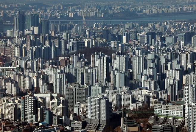 사진은 19일 서울 남산 N서울타워에서 바라본 아파트 밀집지역. 2026.2.19. 연합뉴스