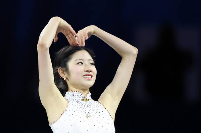 갈라 연기 마친 이해인 - 21일(현지시간) 이탈리아 밀라노 아이스스케이팅 아레나에서 열린 2026 밀라노ㆍ코르티나담페초 동계올림픽 피겨스케이팅 갈라쇼에서 이해인이 연기를 마치고 관중에 인사하고 있다. 2026.2.22 밀라노 연합뉴스