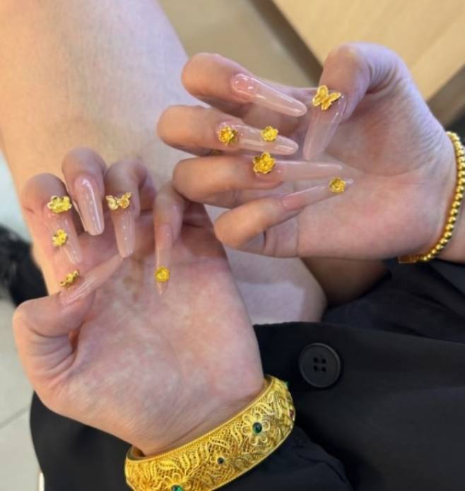 중국 젊은층을 중심으로 실제 순금을 네일의 장식품으로 사용하는 사례가 늘고 있다. 홍성신문 캡처