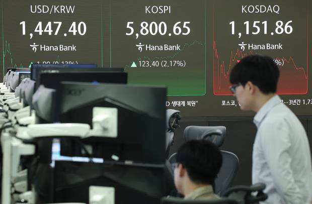 20일 서울 중구 하나은행 본점 딜링룸 현황판에 원·달러 환율, 코스피, 코스닥 지수가 표시돼 있다. 연합뉴스
