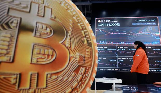 서울 서초구 빗썸라운지 강남본점 현황판에 비트코인 등 암호화폐 거래 가격이 표시되고 있다. 뉴스1