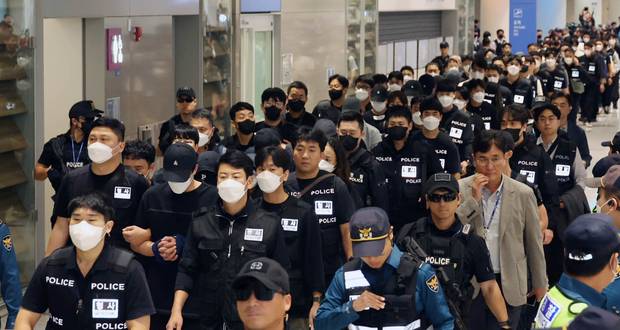 캄보디아 당국의 범죄단지 단속으로 적발돼 구금됐던 한국인들이 인천국제공항 2터미널을 통해 송환되고 있다. 송환 대상자들은 이른바 ‘웬치’로 불리는 캄보디아 범죄단지에서 보이스피싱이나 로맨스 스캠(사기) 등 범죄에 가담한 혐의를 받고 있다. 뉴스1