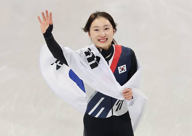 최민정이 21일(한국시간) 밀라노 아이스 스케이팅 아레나에서 열린 쇼트트랙 여자 1500m 결선에서 은메달을 따낸 뒤 기뻐하고 있다. 밀라노ㅣ뉴시스