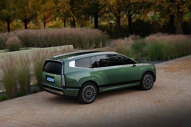 보트 테일 형상을 차용한 ‘에어로스테틱(Aerosthetic)’ 실루엣은 아이오닉9 디자인의 백미다. 1회 충전 532km의 넉넉한 주행 가능 거리와 압도적인 승차감으로 한국자동차전문기자협회가 선정한 ‘2026 올해의 차’를 수상했다.