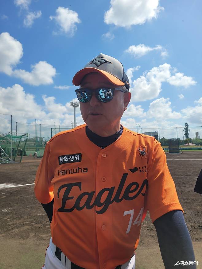 김경문 한화 감독이 22일 일본 오키나와 니시자키구장서 열린 지바 롯데전을 앞두고 현장 취재진과 인터뷰를 하고 있다. 김 감독은 “채은성이 올해 주전 1루수로 계속 나간다고 보면 된다”며 직접 내야 교통정리에 나섰다. FA 시장에서 영입한 강백호는 지명타자를 맡을 것이 유력하다. 오키나와|장은상 기자 award@donga.com