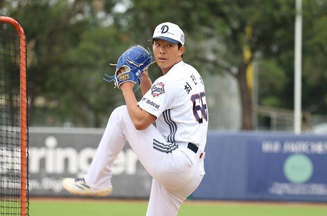 두산 최민석이 16일 호주 시드니 스프링캠프 중 진행된 청백전에 선발 등판해 투구하고 있다. 두산베어스 제공