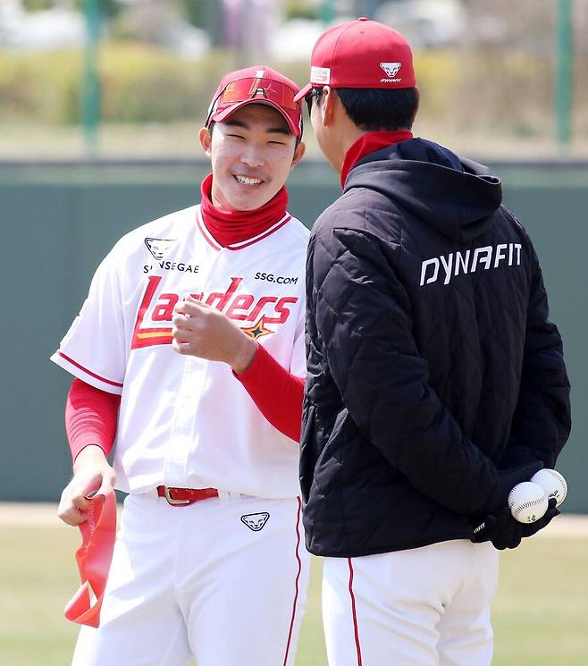 ▲ SSG 퓨처스팀의 코칭스태프들과 선배들의 각별한 관심을 모은 이승민은 이제 1군에서 자신이 준비한 것을 후회 없이 보여주겠다는 각오다 ⓒSSG랜더스