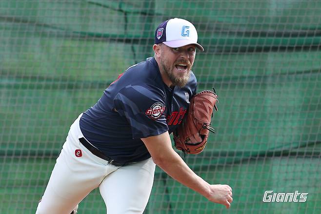 ▲ 제레미 비슬리는 시속 150km를 웃도는 강속구와 날카로운 슬라이더를 선보이며 첫 등판을 무난하게 마쳤다 ⓒ롯데 자이언츠