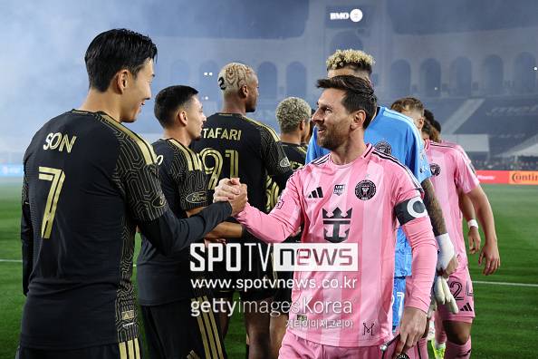 ▲ 손흥민과 리오넬 메시가 혈전을 벌인 가운데, 손흥민이 웃으며 개막전 승리를 챙겼다. LAFC가 22일 오전 11시 30분 미국 캘리포니아주 로스앤젤레스에 위치한 LA 메모리얼 콜리세움에서 열린 2026시즌 메이저리그사커(MLS) 개막전에서 인터 마이애미를 3-0으로 제압했다. ⓒ게티이미지