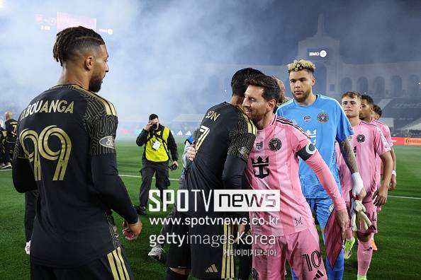 ▲ 손흥민과 리오넬 메시가 혈전을 벌인 가운데, 손흥민이 웃으며 개막전 승리를 챙겼다. LAFC가 22일 오전 11시 30분 미국 캘리포니아주 로스앤젤레스에 위치한 LA 메모리얼 콜리세움에서 열린 2026시즌 메이저리그사커(MLS) 개막전에서 인터 마이애미를 3-0으로 제압했다. ⓒ게티이미지