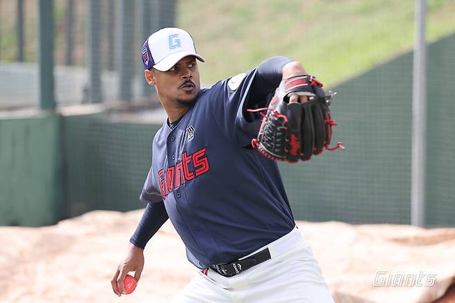 ▲ 엘빈 로드리게스는 22일 세이부와 경기에서 2이닝 무실점을 기록하는 등 위력적인 투구를 선보였다 ⓒ롯데 자이언츠