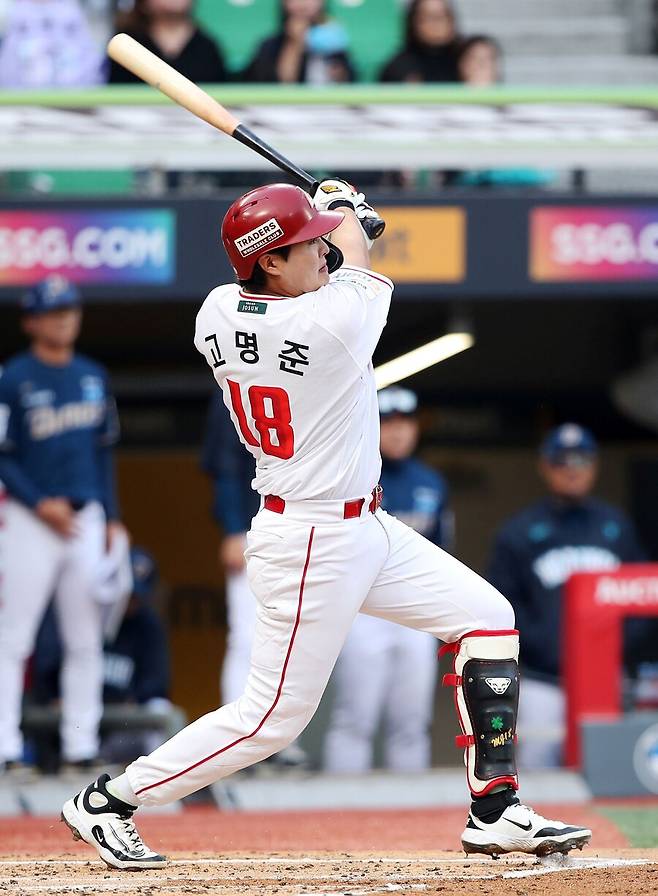 ▲ 일본프로야구 403홈런 거포 출신인 야마사키 다케시 SSG 인스트럭터는 고명준이 30홈런 이상을 충분히 칠 수 있는 선수라 확신하고 있다 ⓒSSG랜더스