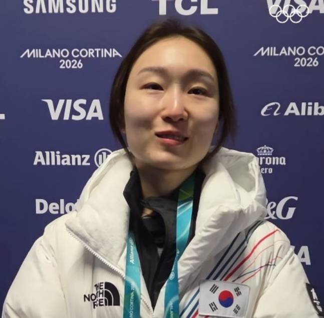 최민정이 쇼트트랙 여자 계주 금메달을 수확한 뒤 손편지에 어머니의 손편지에 대해 설명하며 눈시울을 붉히고 있다. /사진=올림픽 공식 SNS 갈무리