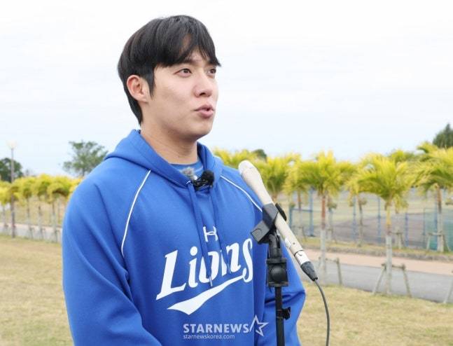 WBC대표팀이 20일 일본 오키나와 온나손 아카마 구장에서 삼성 라이온즈와 연습경기를 진행했다. 대표팀에서 부상으로 낙마한 원태인이 경기 전 인터뷰에 응하고 있다. /사진=김진경 대기자