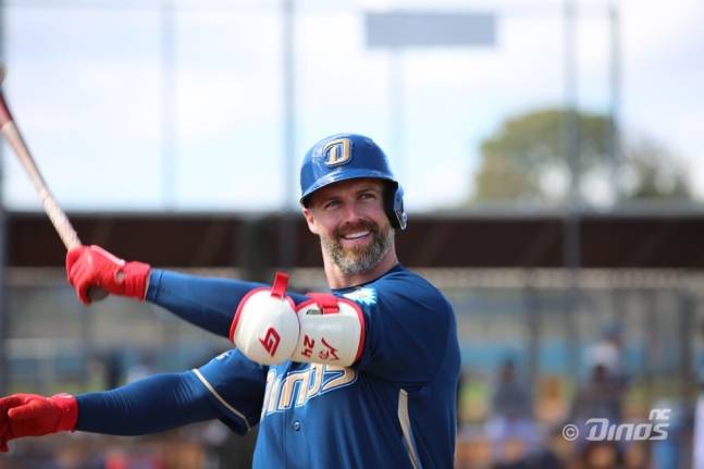 '도쿄돔 동점포→또 결승 스리런' 국대 유격수 펄펄! ML 골드글러브 '유일 대체자' 부담감 어떻게 이겨냈나 [오키나와 현장]