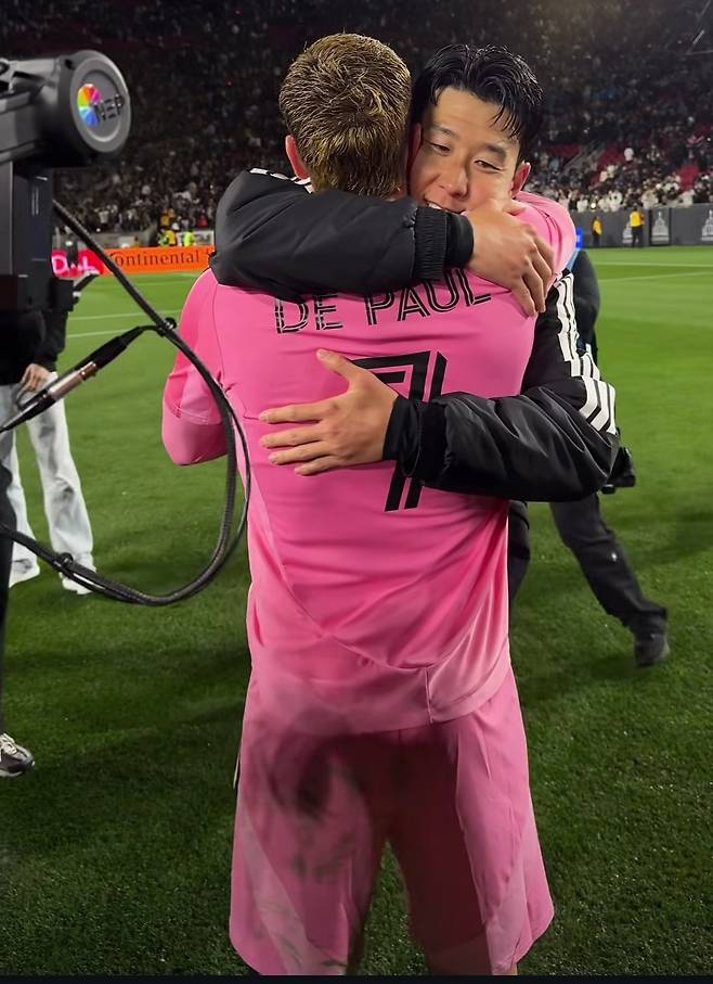 손흥민이 로드리고 데 폴과 포옹하고 있다. /사진=미국 메이저리그사커(MLS) 공식 사회관계망서비스(SNS) 영상 갈무리