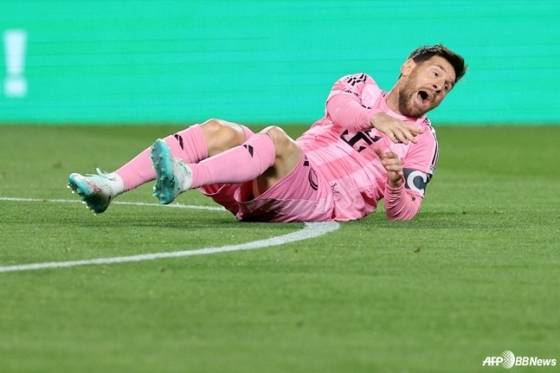 리오넬 메시가 22일 오전 11시 30분(한국시간) 미국 캘리포니아주 LA의 LA 메모리얼 콜로세움에서 열린 미국 메이저리그사커(MLS) 1라운드 경기 중 넘어져 항의하고 있다. /AFPBBNews=뉴스1