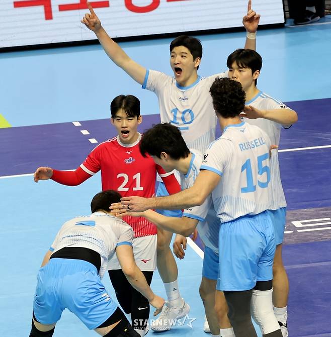 [한번에쓱]'1위 현대 3-0으로 셧아웃, 마지막은 김민재가' 기쁨만끽하는 점보스 선수들