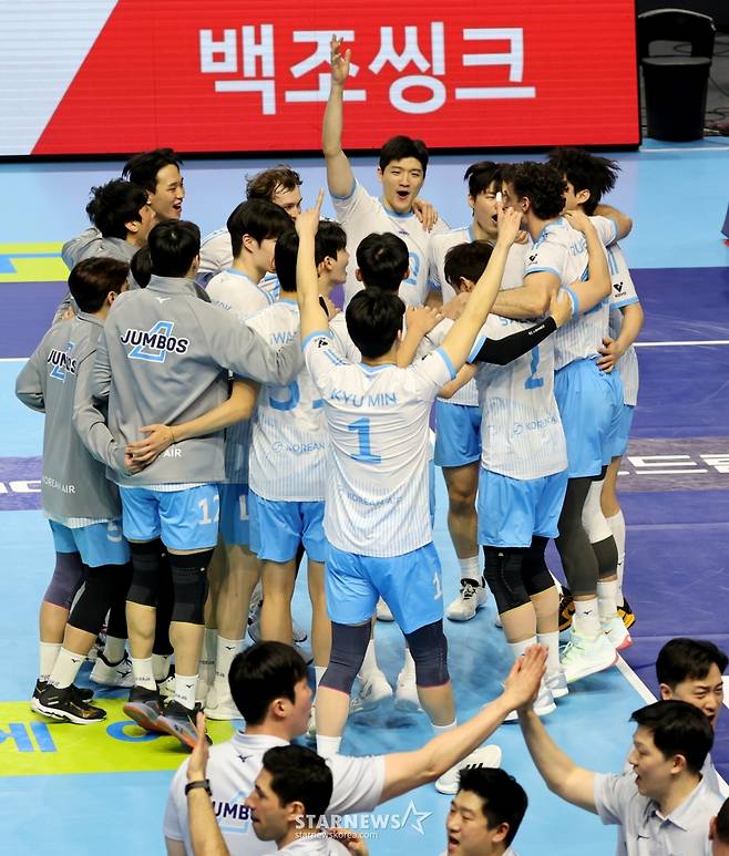 [한번에쓱]'1위 현대 3-0으로 셧아웃, 마지막은 김민재가' 기쁨만끽하는 점보스 선수들
