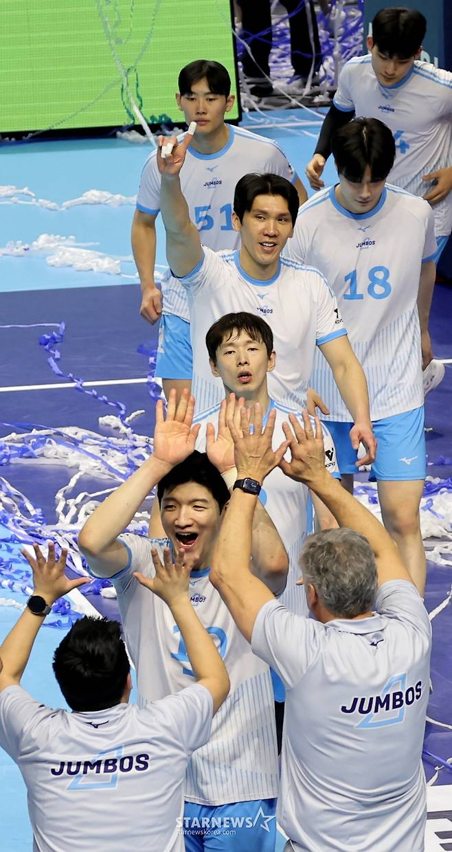 [한번에쓱]'1위 현대 3-0으로 셧아웃, 마지막은 김민재가' 기쁨만끽하는 점보스 선수들