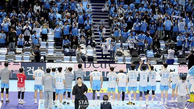 [한번에쓱]'1위 현대 3-0으로 셧아웃, 마지막은 김민재가' 기쁨만끽하는 점보스 선수들