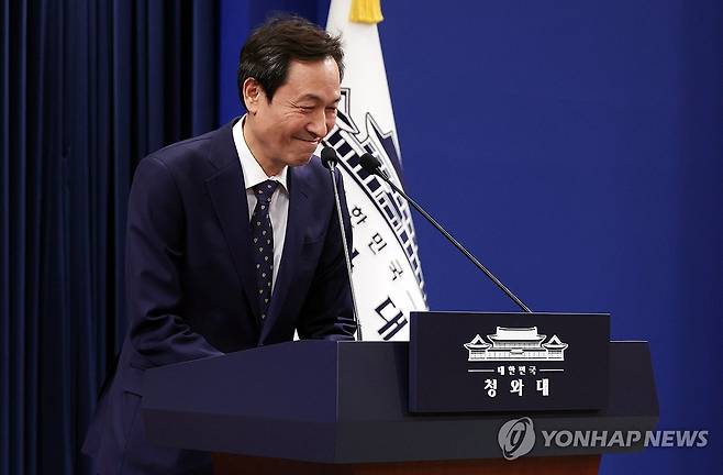 우상호 전 청와대 정무수석 (서울=연합뉴스) 한상균 기자 = 6·3 지방선거 강원도지사 선거 출마를 위해 사직하는 우상호 정무수석이 18일 청와대에서 기자들에게 인사하고 있다. 우 정무수석 후임은 홍익표 전 의원이다. 2026.1.18 xyz@yna.co.kr