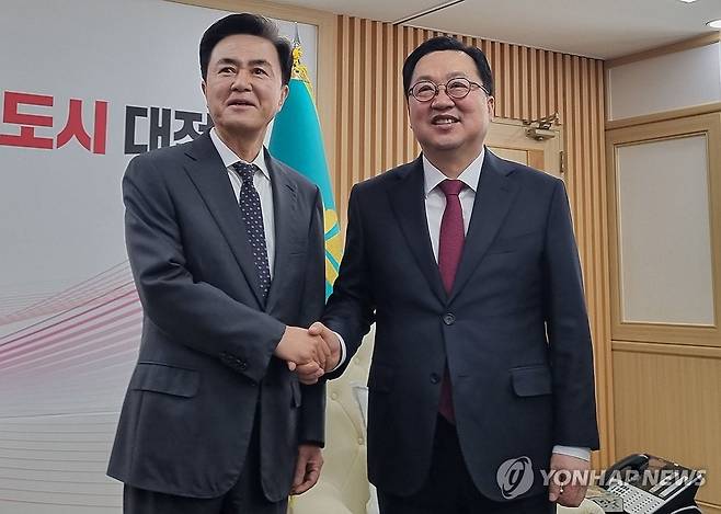 긴급회동 하는 대전시장과 충남지사 [연합뉴스 자료사진]