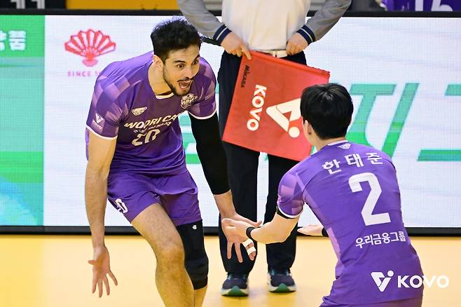 기뻐하는 우리카드의 아라우조(왼쪽)와 세터 한태준 [한국배구연맹 제공. 재판매 및 DB 금지]