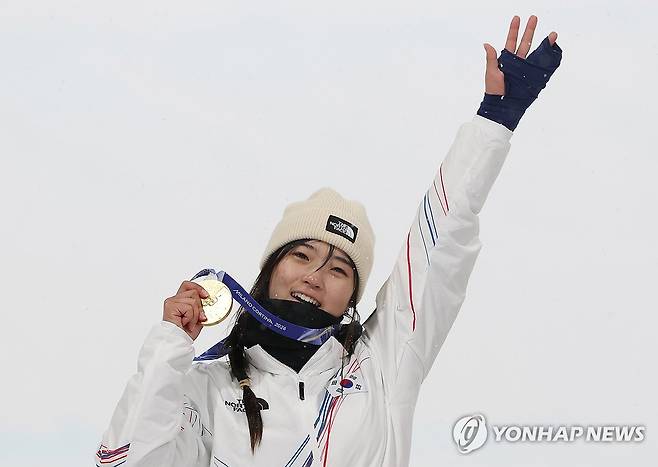눈물 글썽이며 (리비뇨=연합뉴스) 신준희 기자 = 12일(현지시간) 이탈리아 리비뇨 스노파크에서 열린 2026 밀라노-코르티나담페초 동계올림픽 스노보드 여자 하프파이프 결승에서 금메달을 따낸 최가온이 메달을 목에 걸고 손을 흔들고 있다. 2026.2.13 hama@yna.co.kr