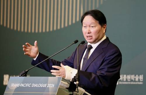 제5회 TPD 행사에서 환영사하는 최태원 SK그룹 회장 (워싱턴=연합뉴스) 최태원 SK그룹 회장이 20일(현지시간) 워싱턴 DC에서 최종현학술원 주최로 열린 트랜스 퍼시픽 다이얼로그(TPD) 행사에서 환영사를 하고 있다. 2026.2.20 [워싱턴 특파원단 공동취재]