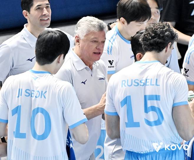 선수들에게 이야기하는 헤난 대한항공 감독(중앙) [한국배구연맹 제공. 재판매 및 DB 금지]