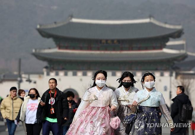 황사에 미세먼지까지 '힘드네' (서울=연합뉴스) 김주형 기자 = 황사가 유입되며, 서울과 인천, 경기 등 수도권에 미세먼지 주의보가 내려진 22일 서울 광화문광장에서 시민들이 마스크를 착용한 채 걷고 있다. 미세먼지 주의보는 권역별 평균 농도가 150㎍/㎥ 이상 2시간 넘게 지속될 때 발령된다. 2026.2.22 kjhpress@yna.co.kr