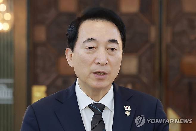 의원총회 결과 브리핑하는 민주당 박수현 수석대변인 (서울=연합뉴스) 신현우 기자 = 더불어민주당 박수현 수석대변인이 10일 국회에서 조국혁신당과의 합당 논의를 주제로 열린 비공개 의원총회를 마치고 논의 내용을 브리핑하고 있다. 2026.2.10 nowwego@yna.co.kr