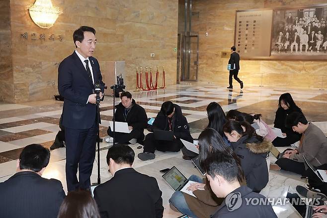 의원총회 결과 브리핑하는 민주당 박수현 수석대변인 (서울=연합뉴스) 신현우 기자 = 더불어민주당 박수현 수석대변인이 10일 국회에서 조국혁신당과의 합당 논의를 주제로 열린 비공개 의원총회를 마치고 논의 내용을 브리핑하고 있다. 2026.2.10 nowwego@yna.co.kr