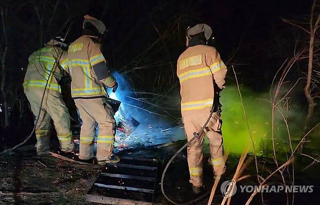 강원 고성 산불 진화하는 소방대원 (강원 고성=연합뉴스) 22일 오후 7시 22분께 강원 고성군 토성면 인흥리에서 산불이 나 소방대원이 진화 작업을 하고 있다. 2026.2.22 [강원특별자치도소방본부 제공. 재판매 및 DB 금지] taetae@yna.co.kr
