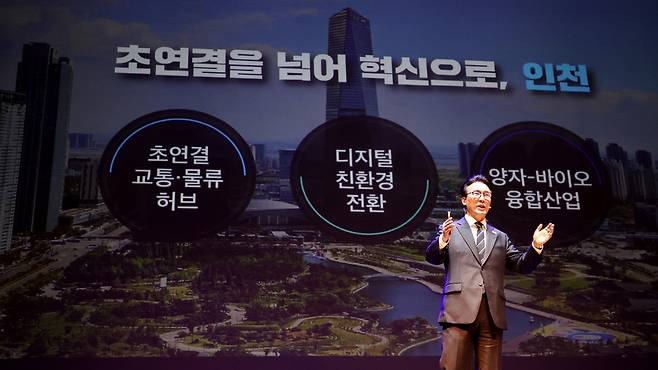 ▲ 김민석 국무총리가 23일 인천 계양문화회관에서 열린 더불어민주당 인천시당 초청 K-국정설명회에서 특별강연을 하고 있다. /이재민 기자 leejm@incheonilbo.com