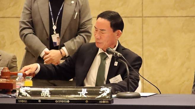 23일 화성 호텔 푸르미르 토파즈홀에서 개최된 경기도체육회 제17차 이사회에서 이원성 회장이 의사봉을 두드리고 있다. 사진=경기도체육회