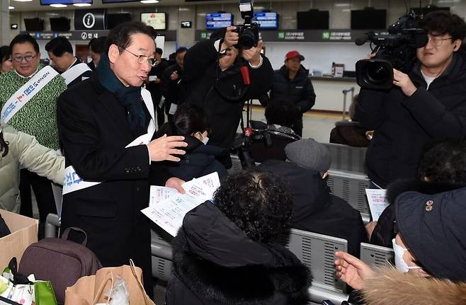 유정복 인천시장이 지난해 1월 인천항 연안여객터미널에서 여객선 이용객들에게 '인천 아이(i) 바다패스'를 홍보하고 있다.<인천시 제공>