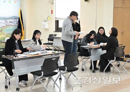 ▲ 6·3 지방선거 예비후보자 등록이 시작된 지난 20일 울산 남구선거관리위원회에서 선거사무원들이 구청장·시의원·구의원 예비후보 접수를 받고 있다. 김도현기자 do@ksilbo.co.kr