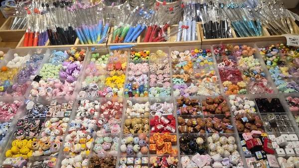 볼펜 꾸미기 파츠가 진열된 매대. 다양한 모양과 인기 캐릭터 등을 조합해 '나만의 볼펜'을 만들 수 있다. /이원재 기자